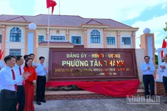 Phó Chủ tịch Quốc hội Lê Minh Hoan, Bí thư Tỉnh ủy Cà Mau Nguyễn Hồ Hải tham gia nghi thức gắn biển phường Tân Thành.