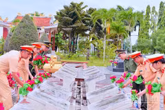 Cán bộ, chiến sĩ Công an Cà Mau chỉnh trang, dọn dẹp vệ sinh và thay mới hoa sen tại Nghĩa trang liệt sĩ tỉnh.