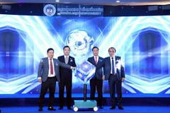 Lãnh đạo Đại học Kinh tế quốc dân thực hiện nghi thức kích hoạt Bộ nhận diện thương hiệu. (Ảnh: TUẤN ANH)