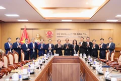 Các đại biểu chụp ảnh lưu niệm tại buổi gặp mặt. (Ảnh: NGUYỄN MẠNH)