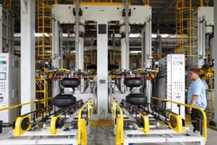 Trong một nhà máy sản xuất lốp xe ô-tô ở Campuchia. (Ảnh: Fresh News)