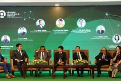 Bà Ức My, Chủ tịch hội đồng quản trị AgriS điều phối phiên thảo luận bàn tròn Hội nghị cùng các lãnh đạo cấp cao các tập đoàn trong Liên Minh và Đại học Quốc gia Thành phố Hồ Chí Minh.