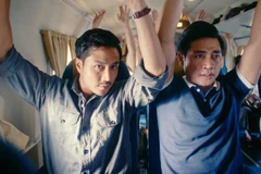 Thanh Sơn (bên trái ảnh) và Lợi Trần trong một cảnh phim Tử chiến trên không.