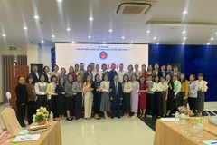 Báo cáo viên, đại diện Cục Phổ biến, giáo dục pháp luật và Trợ giúp pháp lý, cùng các học viện chụp ảnh lưu niệm.