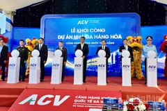 Các đại biểu thực hiện nghi thức khởi công Nhà ga hàng hóa tại Cảng hàng không quốc tế Đà Nẵng. (Ảnh: ANH ĐÀO)