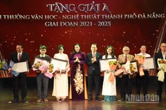 Ông Nguyễn Đình Vĩnh, Phó Bí thư Thường trực Thành ủy Đà Nẵng và bà Nguyễn Thị Anh Thi, Phó Chủ tịch Ủy ban nhân dân thành phố Đà Nẵng trao giải A cho các tác giả. (Ảnh: ANH ĐÀO)