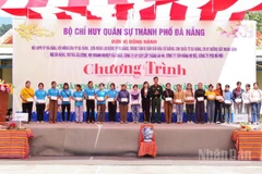 Bộ Chỉ huy quân sự thành phố Đà Nẵng trao hàng trăm suất quà tặng đồng bào xã miền núi Trà Tập.