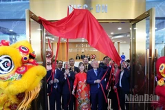 Phó Thủ tướng Thường trực Nguyễn Hòa Bình và các đại biểu thực hiện nghi thức đưa vào vận hành Cổng Thông tin điện tử VIFC-DN ngày 9/1/2026.