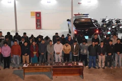 Các đối tượng trong đường dây đánh bạc tại cơ quan điều tra. (Ảnh: Công an cung cấp)