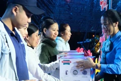 Liên đoàn lao động thành phố Đà Nẵng chăm lo đời sống cho người lao động dịp cuối năm.