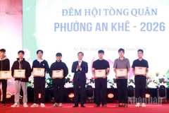 Ông Ngô Ngọc Hậu, Chủ tịch Ủy ban nhân dân phường An Khê trao giấy khen cho các tân binh tình nguyện lên đường nhập ngũ.