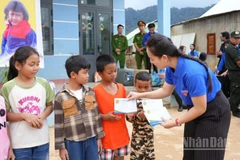 Đoàn Trường đại học Sư phạm - Đại học Đà Nẵng trao kinh phí hỗ trợ cho học sinh có hoàn cảnh khó khăn trên địa bàn. (Ảnh: GIA HÂN)