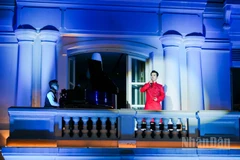 Chương trình do Nhà hát Trưng Vương Đà Nẵng thực hiện và kịch bản - Tổng Đạo diễn do Nghệ sĩ ưu tú Quang Hào đảm nhận.