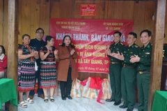 Bộ đội Biên phòng thành phố Đà Nẵng bàn giao nhà cho gia đình ông A Râl Nhim xã Tây Giang. (Ảnh: TRÚC HÀ)