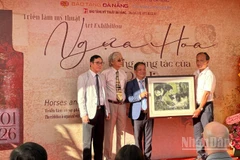 Đại diện gia đình cố họa sĩ Lê Bá Đảng trao tặng tranh cho Bảo tàng Mỹ thuật-Bảo tàng Đà Nẵng. (Ảnh: ANH ĐÀO)