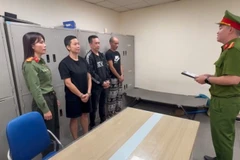 Cơ quan điều tra tống đạt các quyết định bắt tạm giam 3 đối tượng truy nã. (Ảnh: Công an cung cấp)