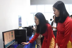 Sinh viên Đà Nẵng trải nghiệm Hệ sinh thái số Digital DUT. (Ảnh: ANH ĐÀO)