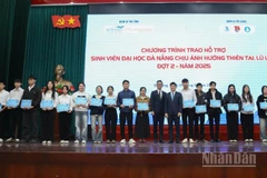 Hội sinh viên Đại học Đà Nẵng và các doanh nghiệp đồng hành, hỗ trợ sinh viên miền trung-Tây Nguyên vượt khó, học giỏi. (Ảnh: GIA HÂN)