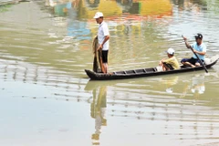 Đánh cá trên sông. Ảnh: Song Anh