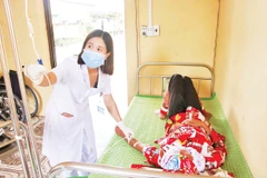 Bác sĩ Trạm y tế xã Đường Hoa điều trị, chăm sóc sức khỏe cho người dân.