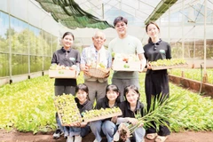 Nguyễn Thiên Lý (người đứng thứ hai từ phải sang) chọn đồng hành cùng bà con trong việc áp dụng công nghệ vào canh tác. Nguồn HUBTECH ASIA