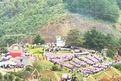 Quang cảnh Pha Đin pass trên đỉnh đèo Pha Đin lịch sử.