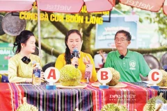 Bà Ngô Thị Minh Trinh (ngồi giữa), Bí thư Đảng ủy xã Ea Knuếc, tỉnh Đắk Lắk đang livestream bán sầu riêng. Ảnh: Báo Đắk Lắk