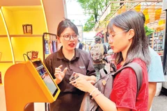 Độc giả tham gia một hoạt động trải nghiệm tại Đường sách Thành phố Hồ Chí Minh.