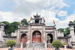 Tam quan Đền Thượng uy nghiêm, phía trước là cặp rồng đá được tạc từ đá nguyên khối, năm 1732, thuộc danh mục Bảo vật Quốc gia. Ảnh: An Trung