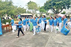 Hội viên phụ nữ mang rác thải nhựa lấy túi rác tự hủy.