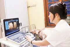 Siêu âm thăm khám cho người dân tại Trạm y tế xã Xuân Mai. Ảnh: Phương Thu