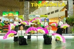 Điệu múa xòe Thái của tỉnh Sơn La tại Hội chợ Mùa Thu lần thứ nhất-2025. (Ảnh: HNV)