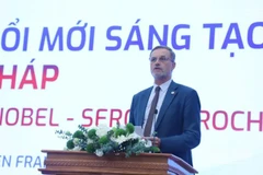 Ông Serge Haroche, nhà khoa học đạt giải Nobel Vật lý lượng tử năm 2012 phát biểu tại diễn đàn. (Ảnh: HNV)