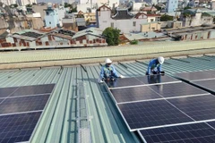 Lắp đặt thêm hệ thống điện mặt trời trên mái khu nhà máy Tập đoàn LTP (Đan Mạch) tại Thành phố Hồ Chí Minh. (Ảnh: ĐẠI SỨ QUÁN ĐAN MẠCH TẠI VIỆT NAM)