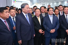 Tổng Bí thư Tô Lâm, Thủ tướng Phạm Minh Chính cùng các lãnh đạo các bộ, ngành tham quan gian trưng bày của T&T Group. (Ảnh: SƠN BÁCH)