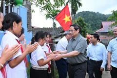 Thủ tướng Phạm Minh Chính và các em học sinh xã miền núi Bát Mọt.