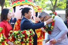 Giám đốc Vườn quốc gia Phong Nha-Kẻ Bàng Phạm Hồng Thái chào đón những vị khách du lịch đầu tiên đến thăm Di sản thiên nhiên thế giới.