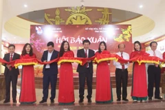 Các đại biểu cắt băng khai mạc Hội báo xuân Bính Ngọ 2026 của tỉnh Quảng Trị.