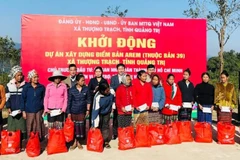 Các đại biểu tặng quà Tết cho các hộ đồng bào xã Thượng Trạch.