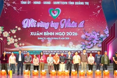 Tại chương trình, các đồng chí lãnh đạo tỉnh Quảng Trị trao quà Tết cho hộ nghèo.