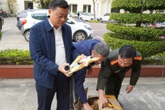 Đại tá Lê Văn Hóa, Phó Giám đốc, Thủ trưởng Cơ quan An ninh điều tra Công an tỉnh Quảng Trị (người đứng) trực tiếp chỉ đạo khám xét tại hiện trường. (Ảnh: Công an Quảng Trị)