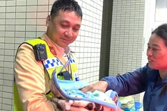 Chiến sĩ cảnh sát giao thông hỗ trợ sản phụ sinh con an toàn ngay trên xe ô-tô. 