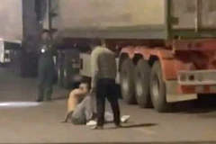 Hình ảnh 2 đối tượng vụ hành hung nhau gây thương tích tại cửa khẩu quốc tế Cha Lo (Ảnh cắt từ clip)