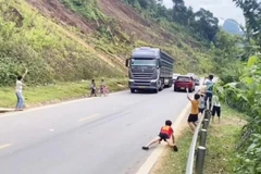 Trên một số tuyến đường ở tỉnh Quảng Trị xuất hiện tình trạng trẻ em đứng sát lề đường hoặc 2 bên đường để vẫy tay, tiềm ẩn nguy cơ tai nạn giao thông. 