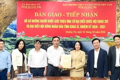 Đại diện Ủy ban Bầu cử tỉnh bàn giao hồ sơ người được giới thiệu ứng cử đại biểu Quốc hội khóa XVI và đại biểu Hội đồng nhân dân tỉnh Quảng Trị khóa IX, nhiệm kỳ 2026-2031 cho Ủy ban Mặt trận tỉnh. (Ảnh: ĐA)