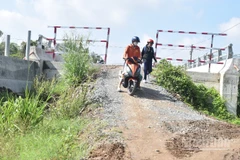 Người dân qua lại cầu Kênh Năng gặp nhiều khó khăn.