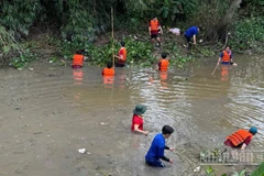Đoàn viên, thanh niên xã Lấp Vò, tỉnh Đồng Tháp dọn rác dưới kênh. 