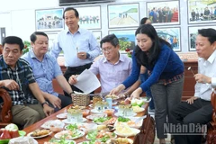 Hội đồng đánh giá phân hạng sản phẩm OCOP tỉnh Cà Mau cảm quan các sản phẩm tham gia nâng hạng và công nhận 3 sao lần đầu.