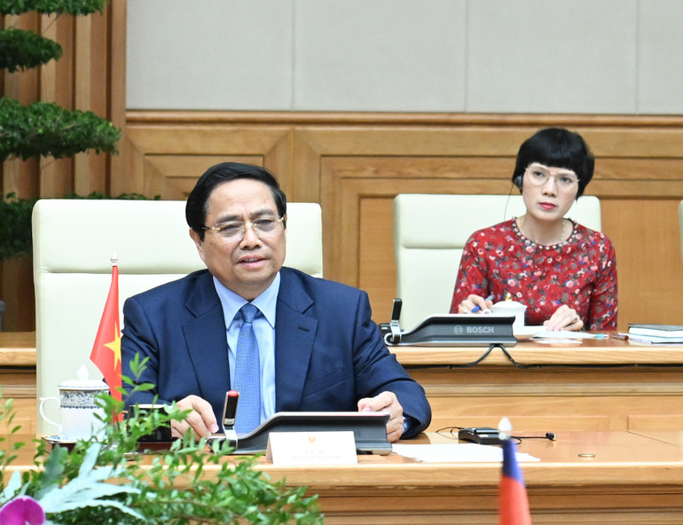 팜 민 찐 총리가 캄보디아 인민당 대표이자 캄보디아 상원의장인 훈 센과 회동하여 연설하고 있다. dsc-8627.jpg