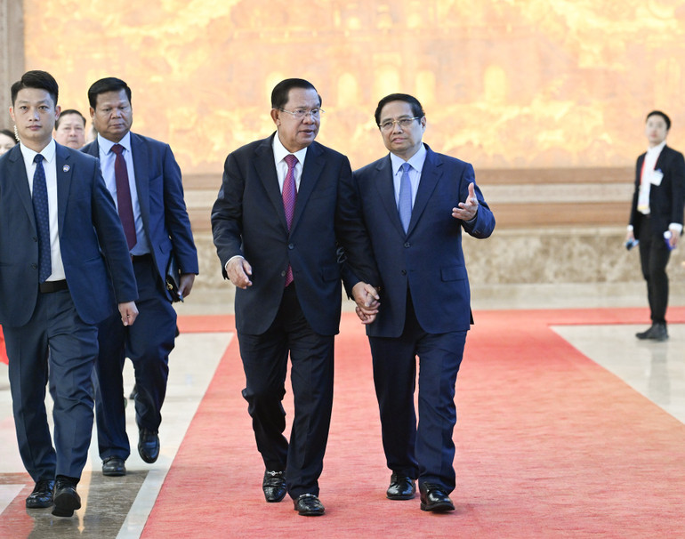 팜 민 찐 총리와 캄보디아 인민당 대표이자 캄보디아 상원의장인 훈 센. dsc-8720.jpg